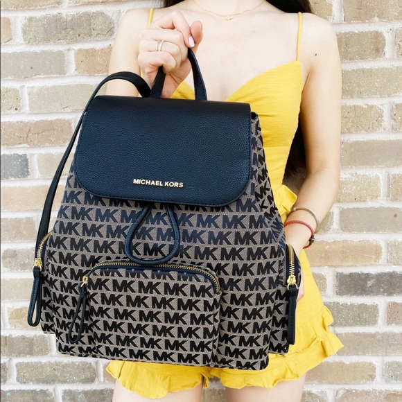 SALE‼️‼️ 🎁💕Michael kors backpack &wallet BUNDLE - Picture 5 of 8